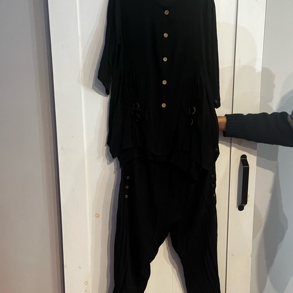 Beautiful pants and top outfit perfect for vacation trips and summer gatherings. - Picture 3 of 6